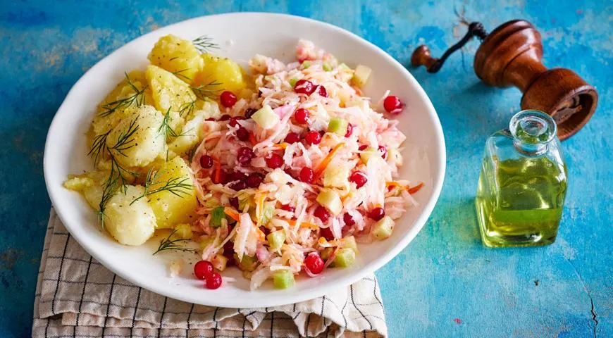 Салат из квашеной капусты с зеленой редькой, клюквой и тмином