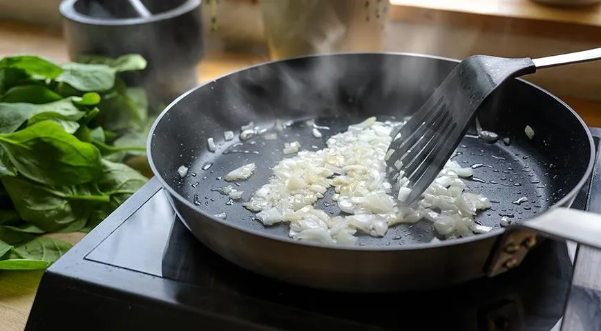 Лук  для котлет нужно пассеровать до прозрачности и легкого золотистого цвета